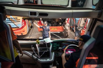 Pemeriksaan kelaikan kendaraan bus di Palembang