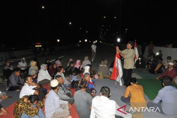 Aksi warga di Jalan Tol Jatikarya