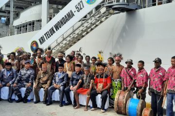 Ritual adat sambut kunjungan KRI Teluk Wondama di Wasior