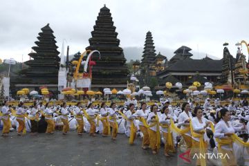 Upacara Ida Bharata Turun Kabeh di Pura Besakih