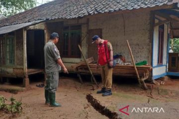Lima rumah di Sukanagara-Cianjur terancam pergerakan tanah