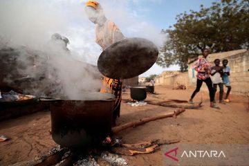Suasana persiapan makanan buka puasa di Senegal