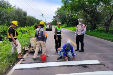 Ruas jalan Sabak-Jambi dipasangi pita kejut karena rawan kecelakaan