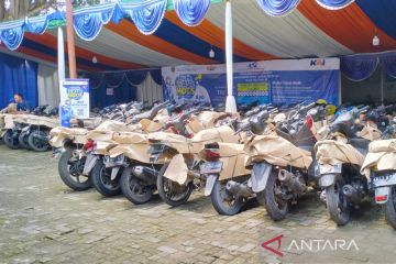 Puluhan sepeda motor pemudik tiba di Stasiun Purwosari Solo