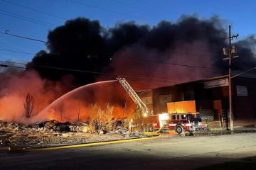 Fasilitas penyimpanan plastik di Indiana AS terbakar