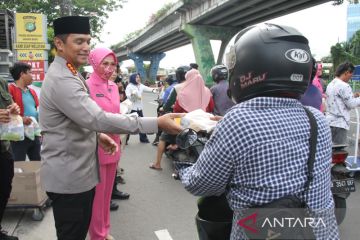 Polres Jakbar bagikan takjil kepada ojol hingga warga permukiman