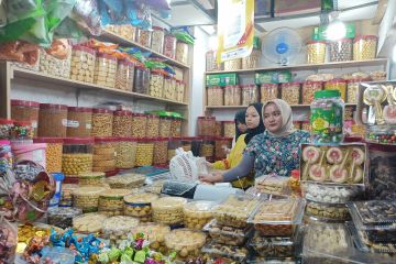 Pendapatan penjual kue kering Pasar Jatinegara naik dua kali lipat