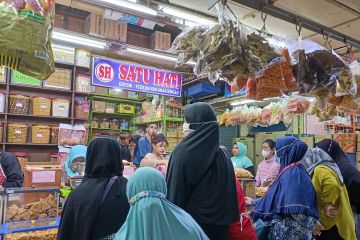 Kue lebaran putri salju dan nastar paling digemari di Pasar Jatinegara