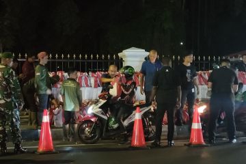 Ribuan warga Kota Bogor antusias menunggu bansos Presiden Jokowi
