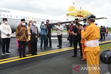 Wapres disambut adat Mopotilolo saat tiba di Gorontalo