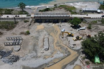Pembangunan jembatan darurat di Palu