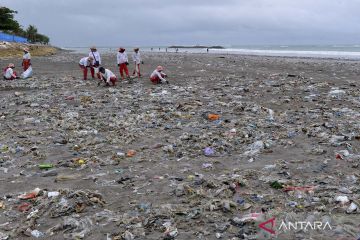 Sampah plastik kiriman berserakan di Pantai Kuta Bali