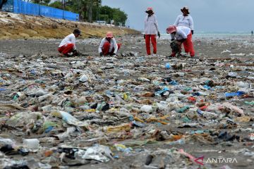 Sampah laut cemari Pantai Kuta