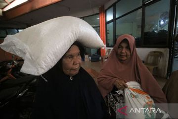FOTO - Penyaluran Cadangan Beras Pemerintah