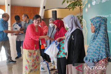 TMII bagikan 800 paket sembako kepada warga sekitar