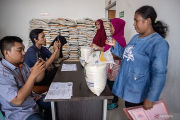 Penyaluran Cadangan Beras Pemerintah di Palembang