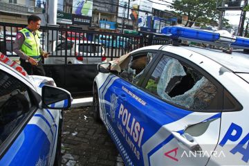 Mobil dan pos polisi dirusak orang tidak dikenal