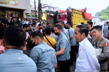 Presiden Jokowi bagikan sembako hingga parsel untuk warga Bogor