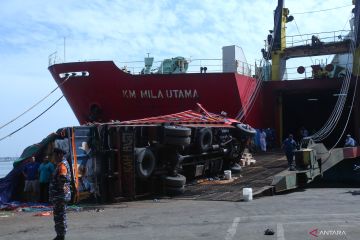 Evakuasi truk terguling di Pelabuhan Tanjung Perak Surabaya