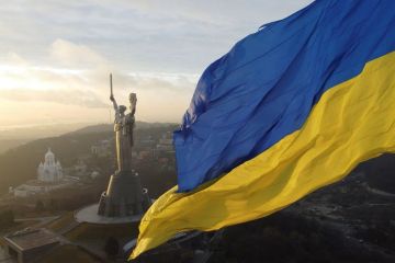 Ukraina singkirkan simbol Soviet di monumen Ibu Pertiwi di Kiev
