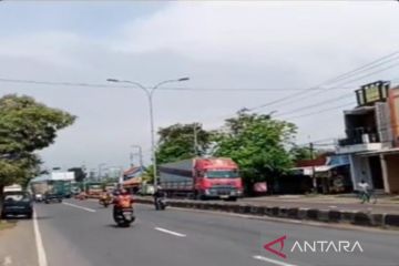 Lalu lintas kendaraan di jalur pantura Pekalongan-Batang ramai lancar