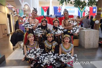 Pelajar Indonesia tampilkan tarian Burung Enggang di Swedia