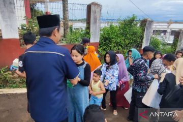 Kejari Cianjur bagikan ratusan paket berbuka untuk penyintas gempa