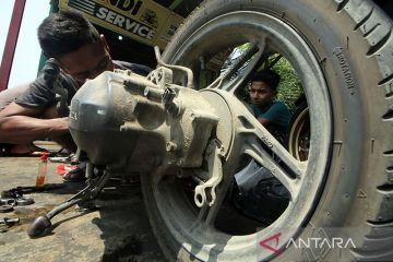 FOTO - Servis sepeda motor jelang mudik lebaran