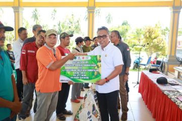 Bupati Lutim serahkan bantuan 10 ton pupuk NPK ke petani