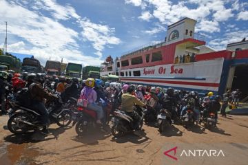 Pemudik bersepeda motor tujuan Pulau Sumatera