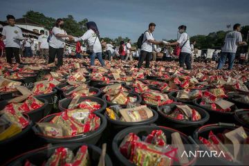 Pembagian 10 ribu paket sembako Lebaran Solo