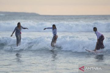 Peselancar berkebaya di Pantai Kuta sambut Hari Kartini