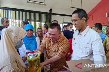 Pj Gub DKI hadiri wakaf Alquran dan bazar minyak goreng Sinar Mas