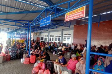 Ratusan calon penumpang penuhi Pelabuhan Ambon pada mudik Lebaran 2023