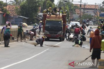 Pencari sedekah di Jembatan Sewo