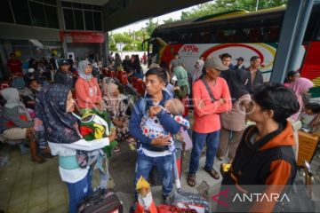 Arus Mudik Di Terminal Bus Padang