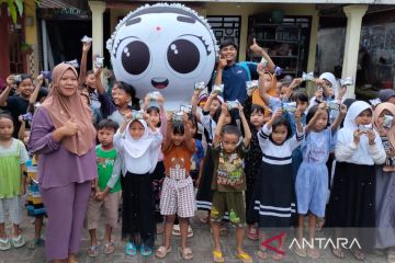 Aice bagikan ratusan ribu es krim ke puluhan desa di Indonesia