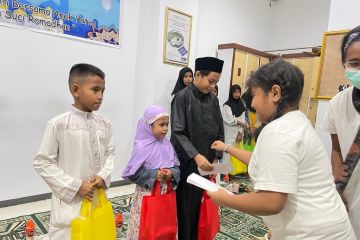 Klinik mata utama Maluku berbagi kasih dengan anak yatim