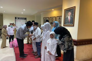 Pimpinan dan anggota DPRD Surabaya beri santunan ratusan anak yatim