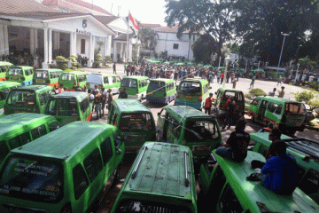 Aksi unjuk rasa supir angkot di Balai Kota Bogor