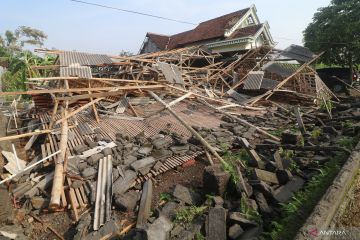 Dampak angin kencang di Kediri