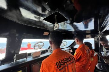 Kapal pengangkut pemudik rusak diterjang gelombang di perairan NTT
