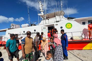 Tim SAR evakuasi sembilan pemudik dari perairan Pulau Pemana NTT