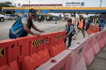 Persiapan pemberlakuan satu arah di Gerbang Tol Kalikangkung