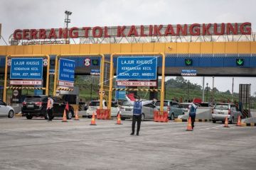 Persiapan pemberlakuan satu arah di Gerbang Tol Kalikangkung
