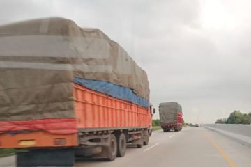 Truk masih melintasi Jalan Tol Trans Sumatera