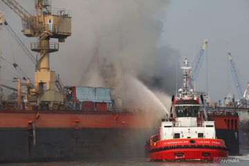 Kebakaran KM Anugerah Mandiri 8 di Pelabuhan Tanjung Perak