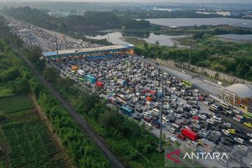 Arus mudik di Gerbang Tol Cikampek