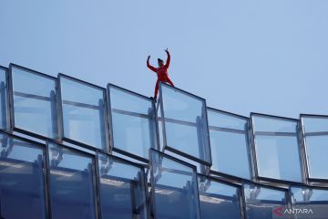 "Spiderman" Prancis Alain Robert taklukan gedung pencakar langit Tour Alto di Paris