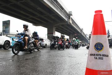 Hujan ringan, kondisi lalu lintas terkini di Kalimalang ramai lancar